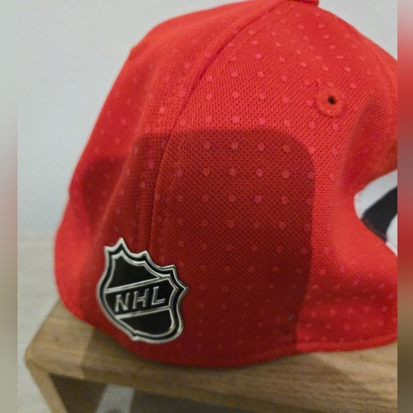 Authentic NHL Adidas Chicago Blackhawks Hat Youth Fitmax Elastic Stretch Fit - Picture 4 of 7